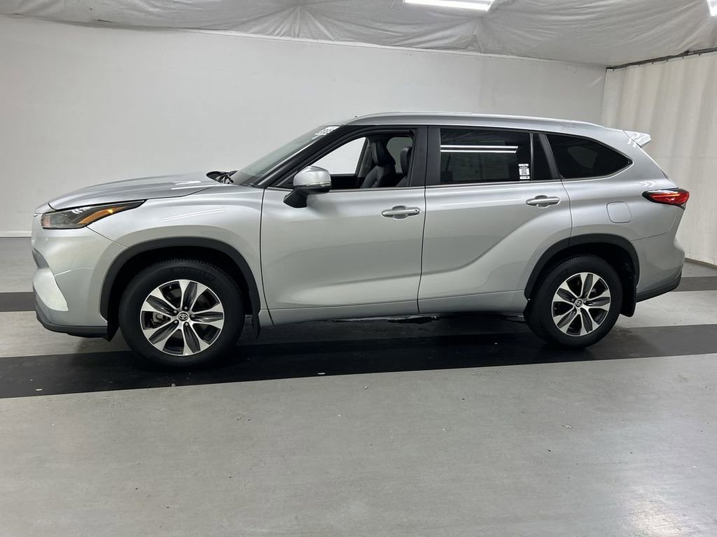 Used 2023 Toyota Highlander XLE AWD/4WD image 6