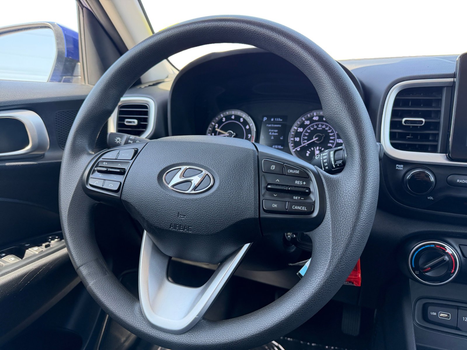 Used 2022 Hyundai Venue SE FWD image 12