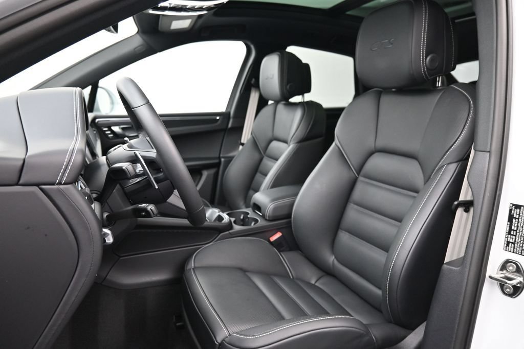 Certified 2026 Porsche Macan GTS AWD/4WD image 5