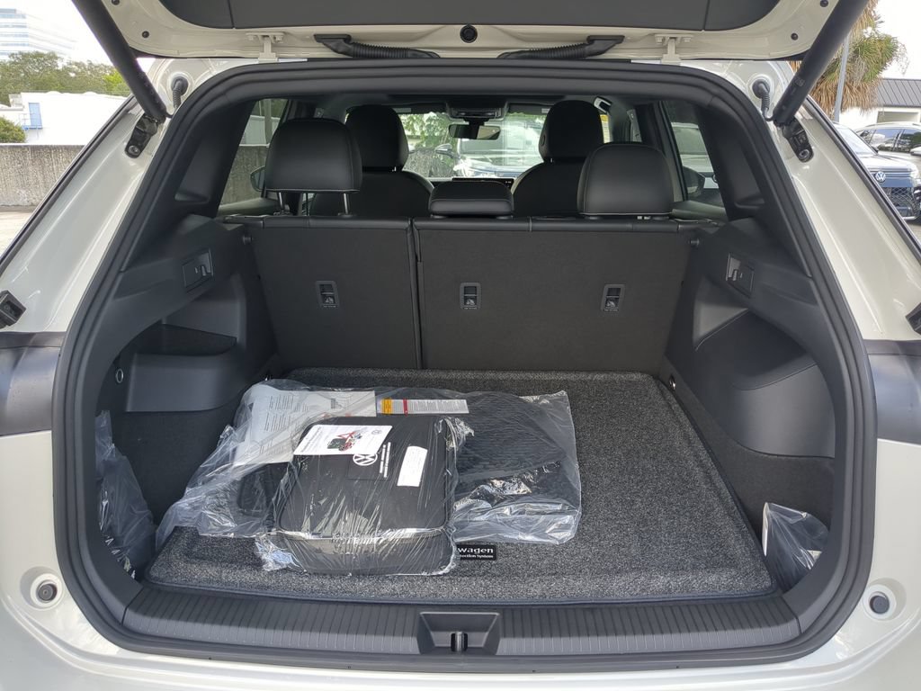 New 2026 Volkswagen Tiguan SE R-Line FWD image 8