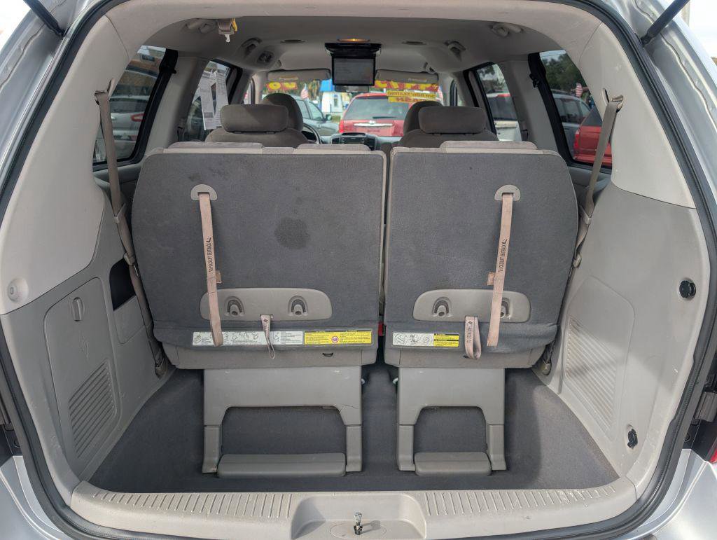 Used 2008 Hyundai Entourage Limited image 12