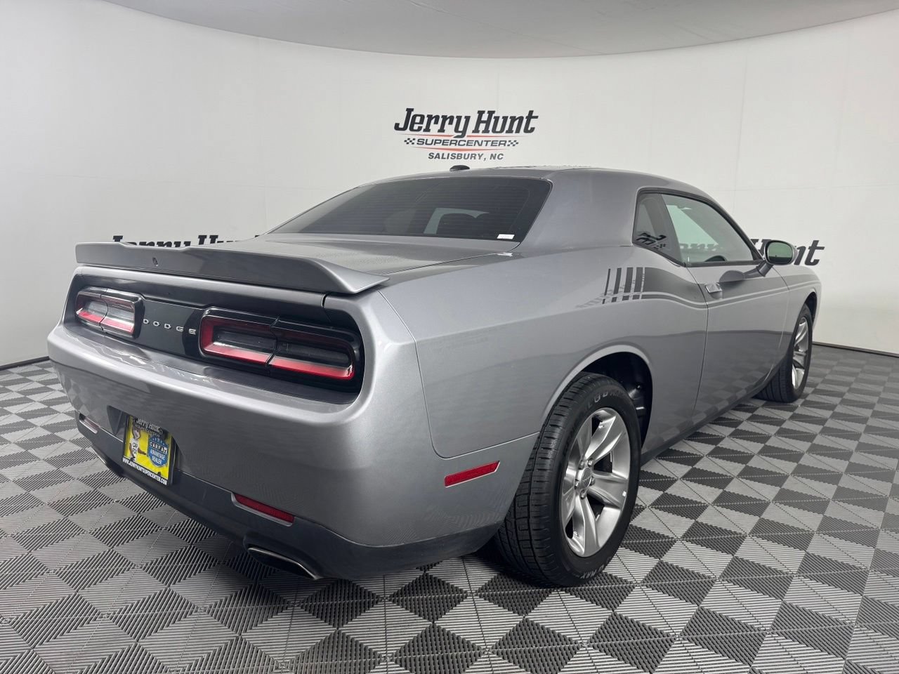Used 2018 Dodge Challenger SXT RWD image 8