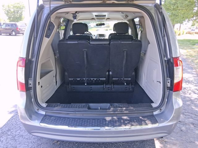 Used 2014 Chrysler Town & Country Touring FWD image 5