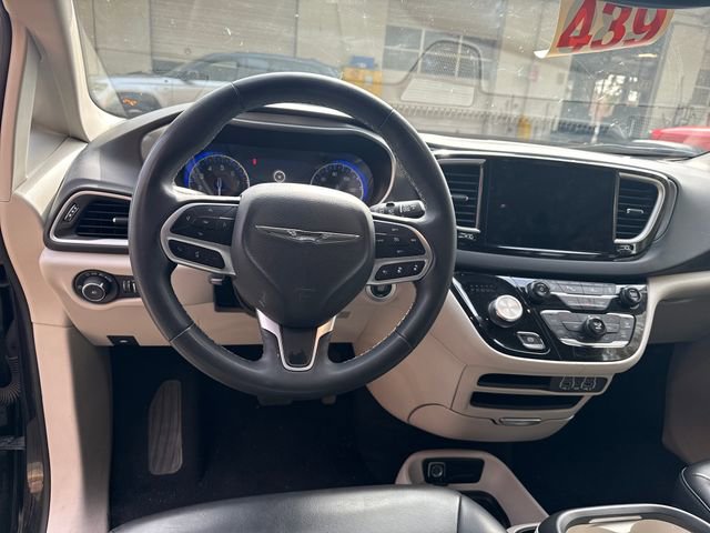 Used 2023 Chrysler Pacifica Touring-L image 20