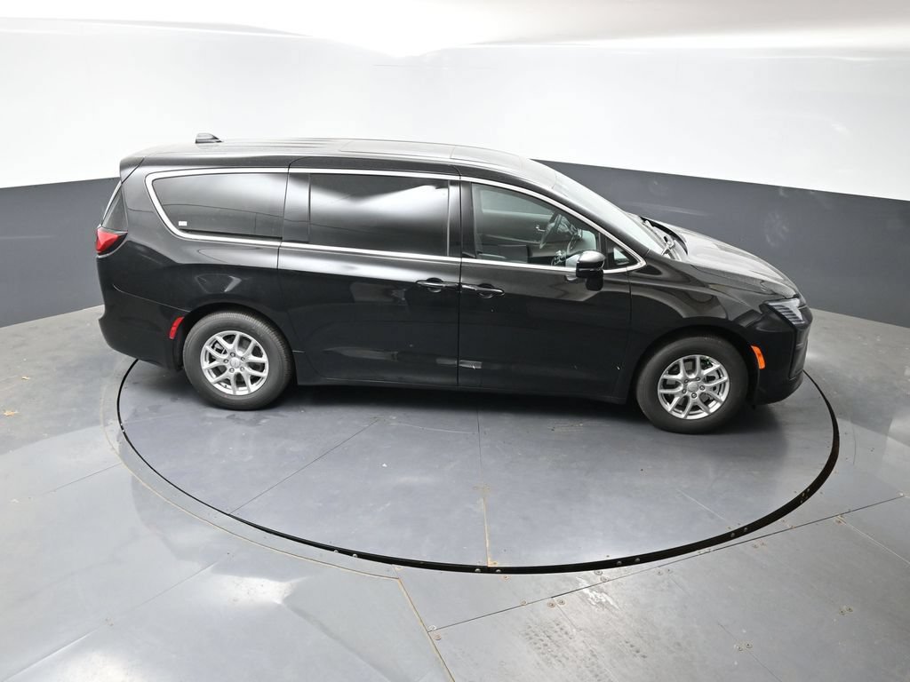 New 2027 Chrysler Pacifica Select w/ Family Tech Group FWD image 32