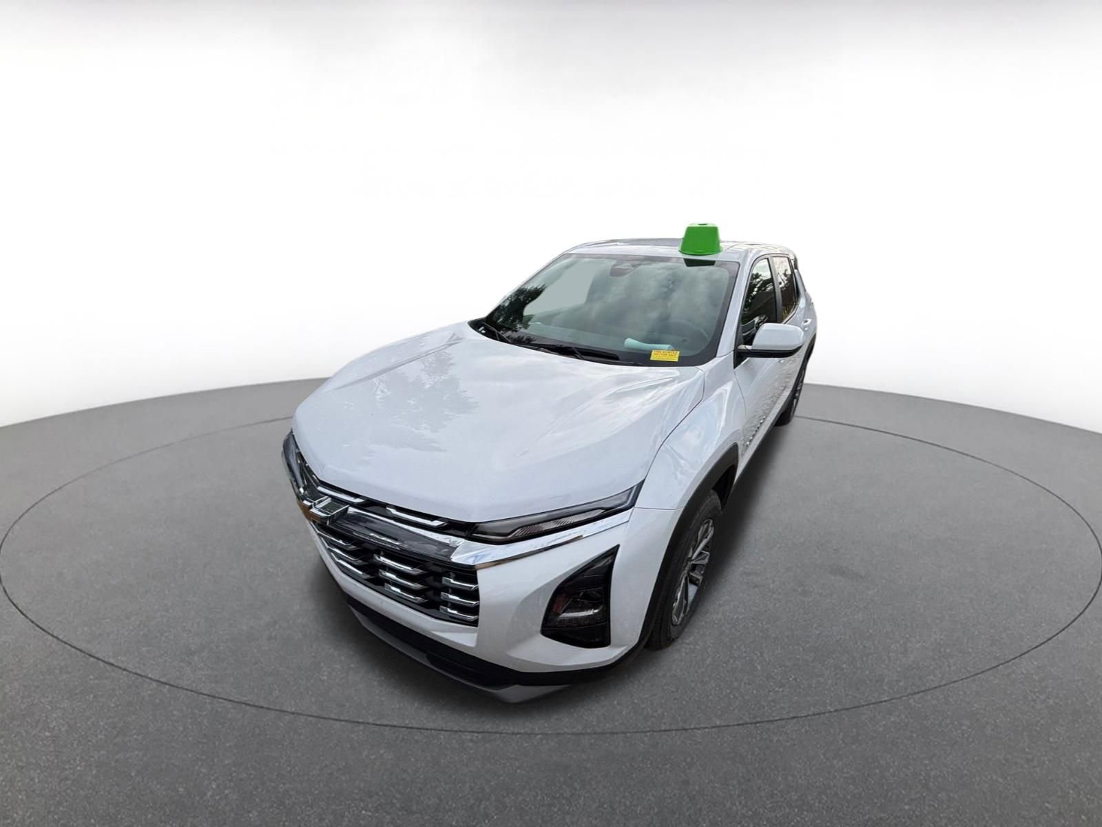 Used 2025 Chevrolet Equinox LT image 2