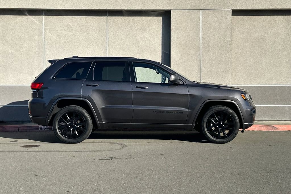 Used 2017 Jeep Grand Cherokee Altitude image 3