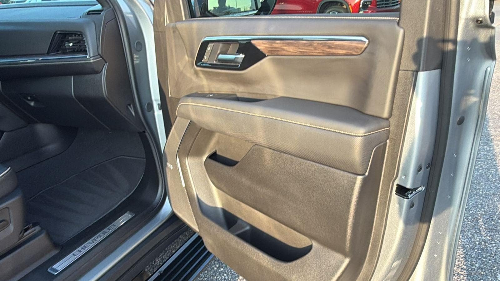 Used 2025 Chevrolet Suburban Premier AWD/4WD image 17