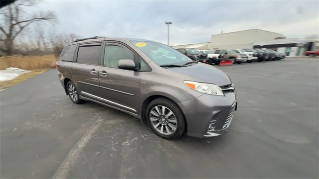 Used 2020 Toyota Sienna XLE Premium image 2