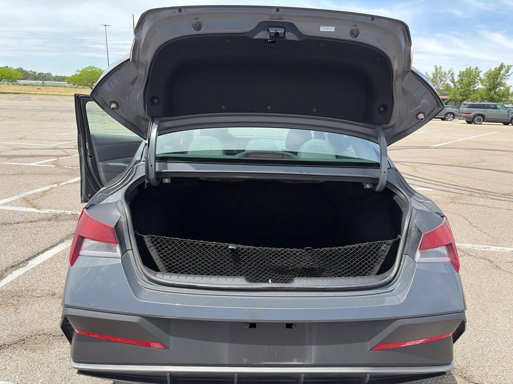 Used 2025 Hyundai Elantra SE FWD image 35