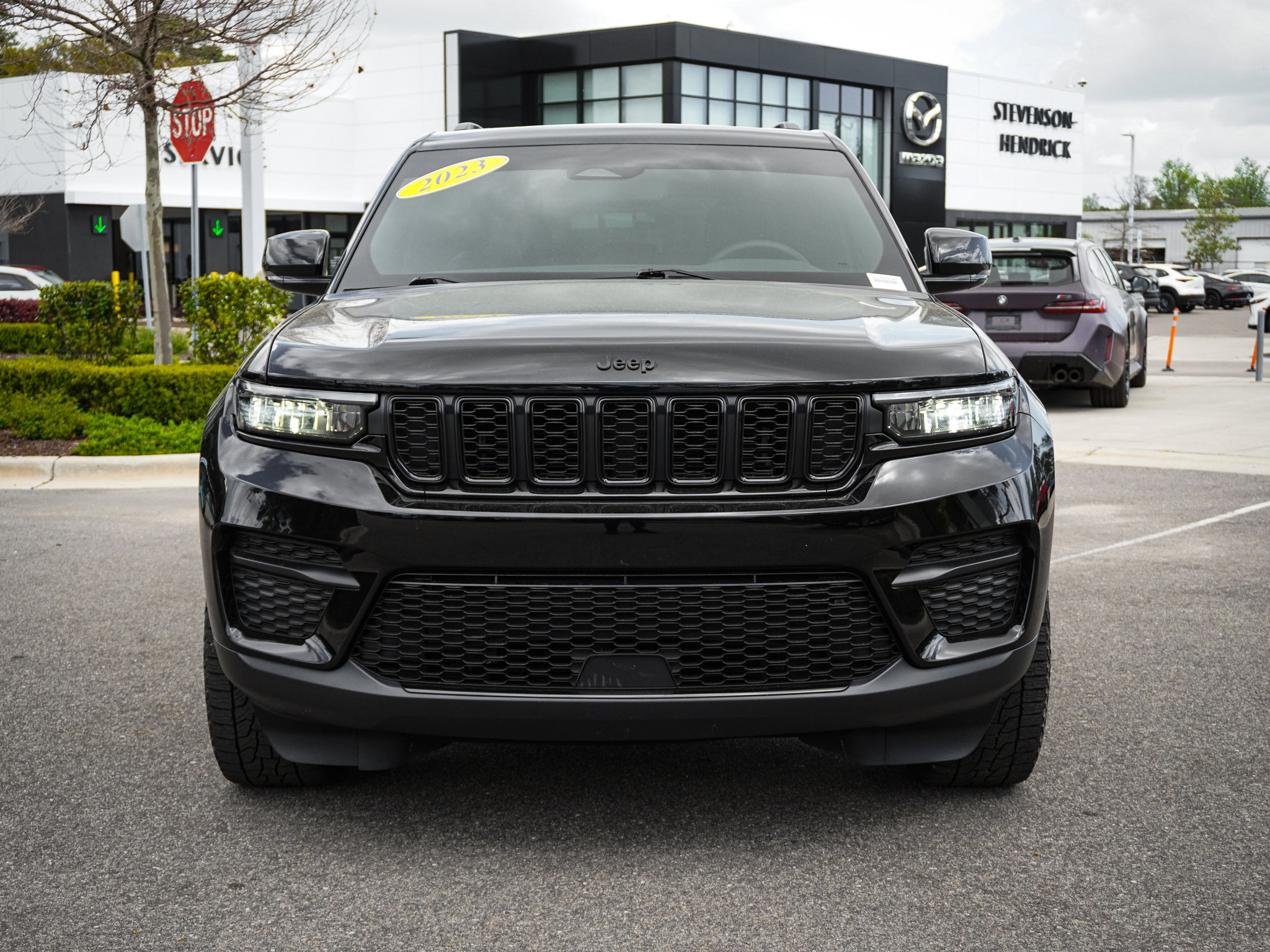 Used 2023 Jeep Grand Cherokee Altitude image 3