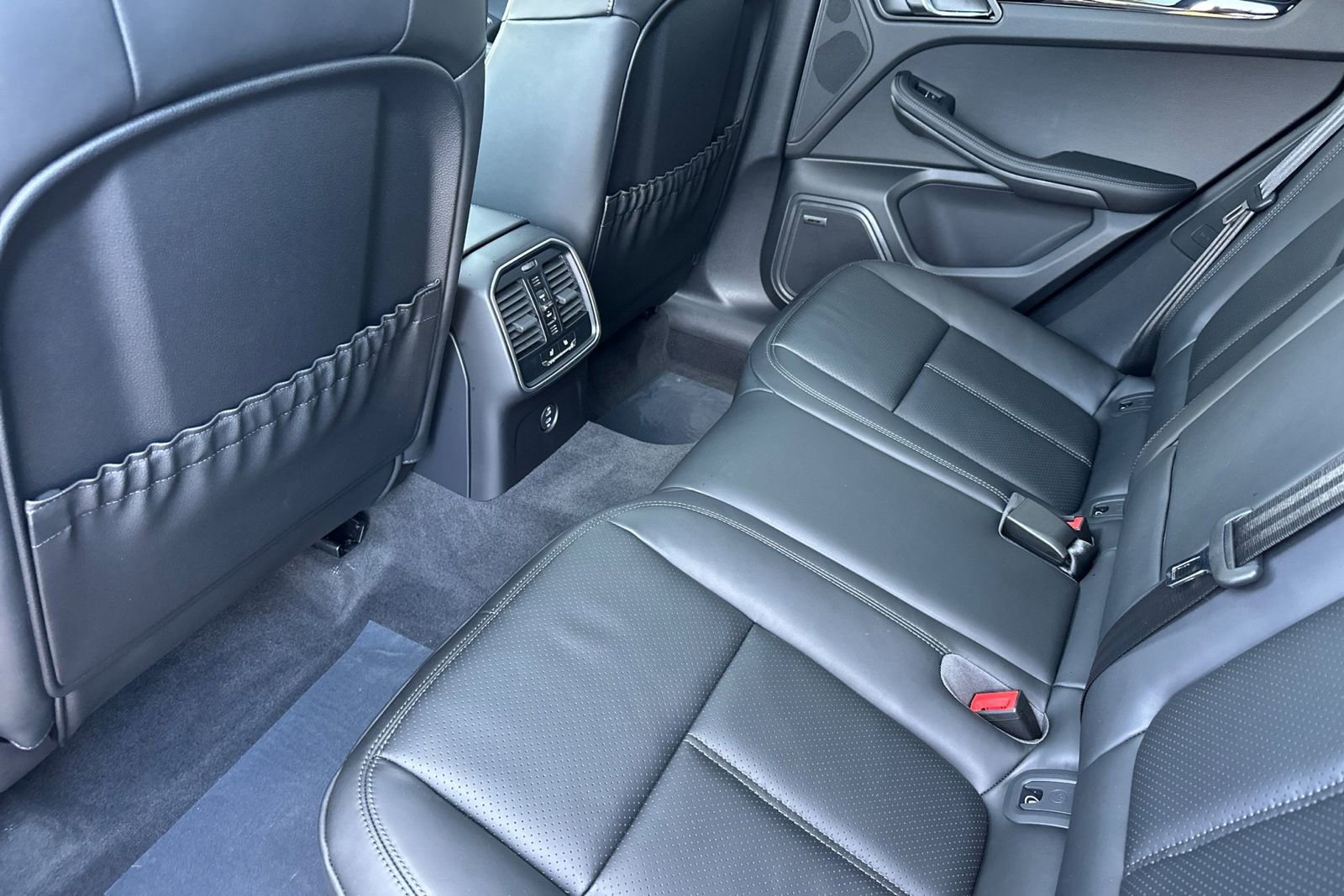 New 2026 Porsche Macan AWD/4WD image 15