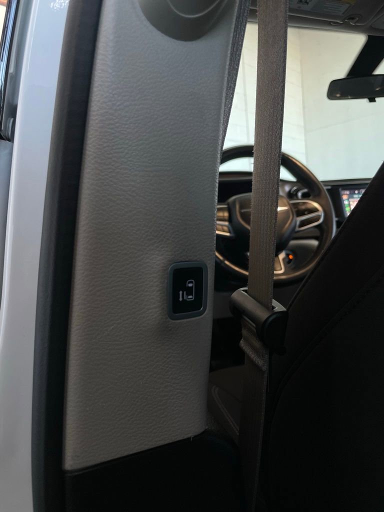 Used 2022 Chrysler Voyager LX image 10