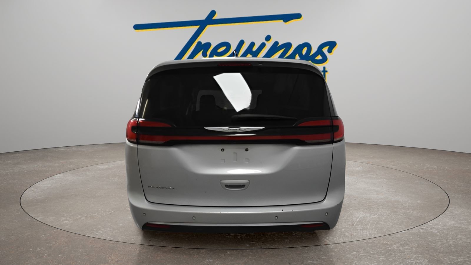 Used 2023 Chrysler Pacifica Touring-L image 6