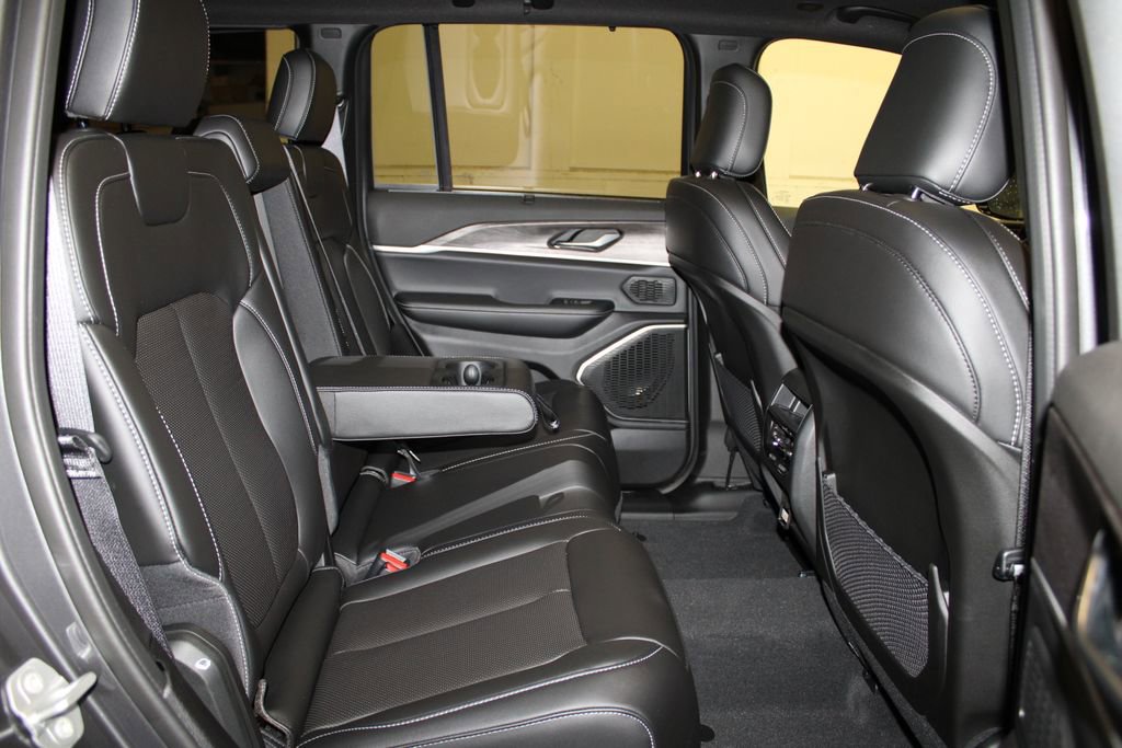 New 2025 Jeep Grand Cherokee Limited w/ Luxury Tech Group II image 28