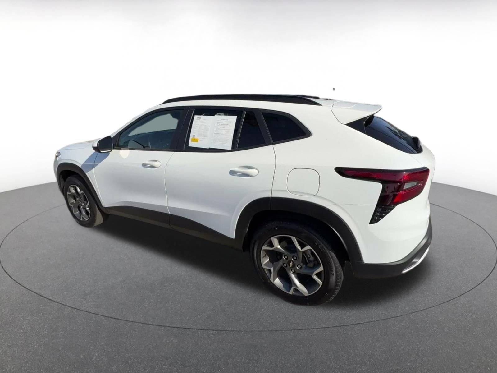 Used 2025 Chevrolet Trax LT FWD image 9