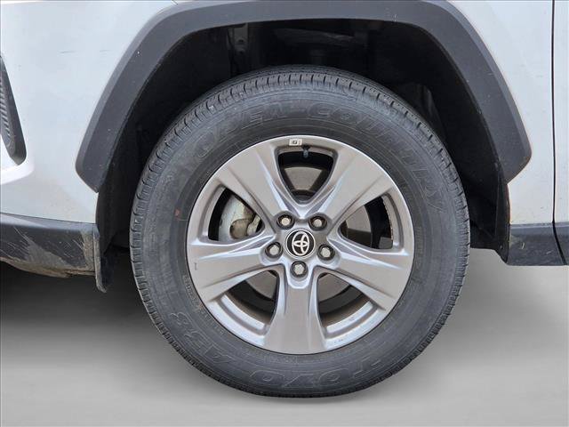 Used 2025 Toyota RAV4 LE AWD/4WD image 9