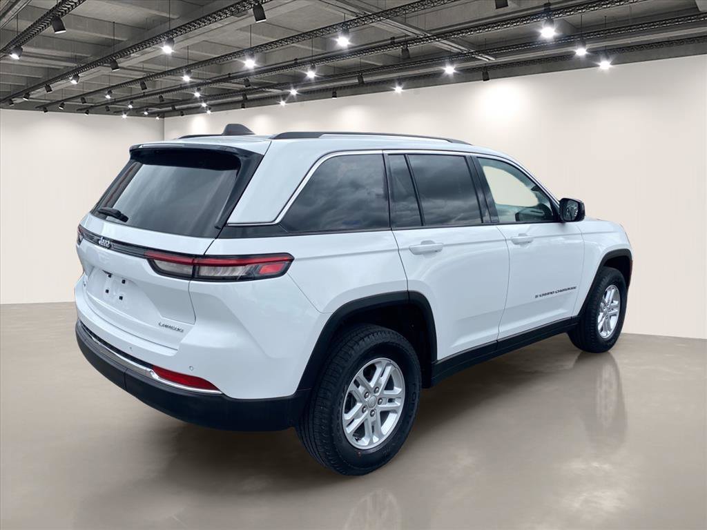Used 2023 Jeep Grand Cherokee Laredo AWD/4WD image 7