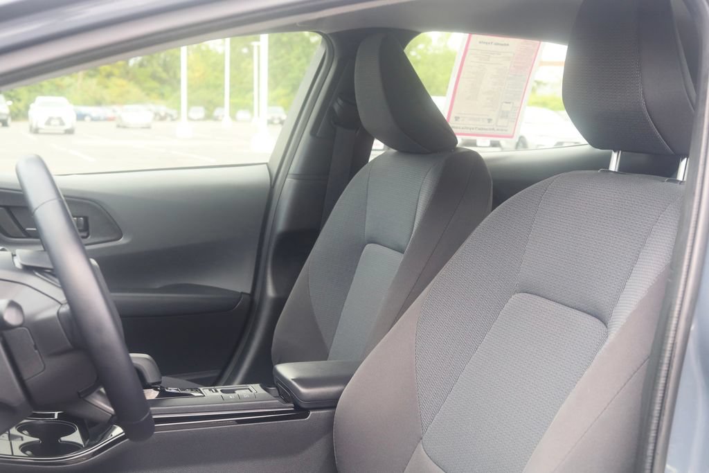 Used 2025 Toyota Prius LE FWD image 17