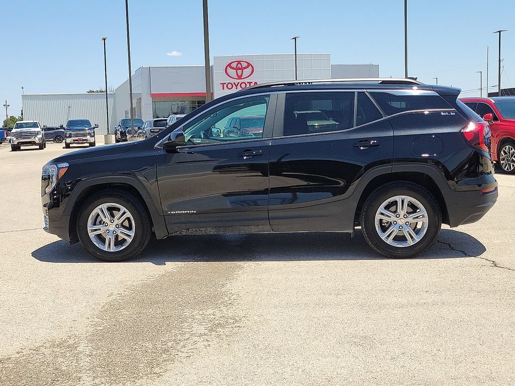 Used 2024 GMC Terrain SLE w/ Driver Convenience Package FWD image 2