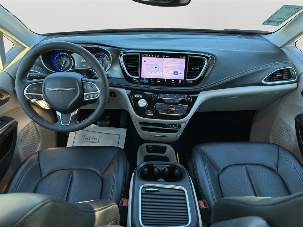 Used 2023 Chrysler Pacifica Touring-L image 17