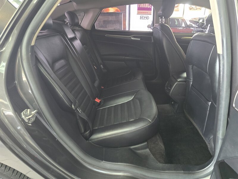 Used 2017 Ford Fusion SE w/ Fusion SE Technology Package FWD image 16