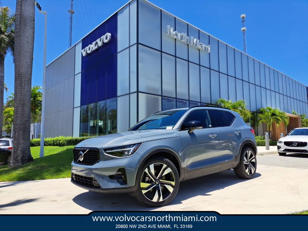 Used 2023 Volvo XC40 B5 Plus w/ Climate Package image 1