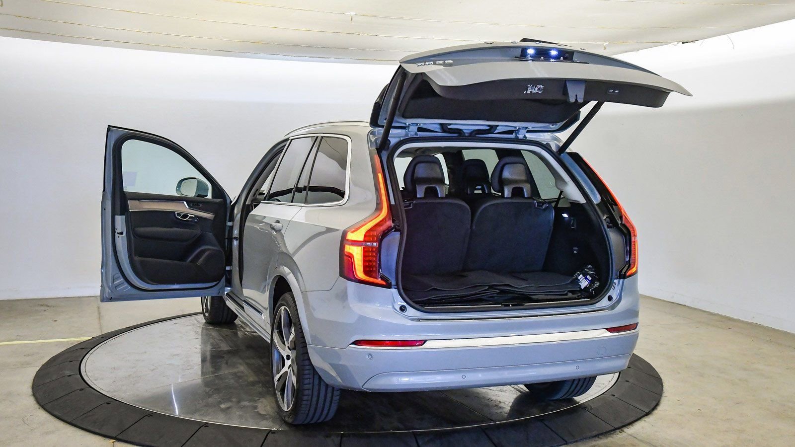 Certified 2025 Volvo XC90 B6 Core w/ Protection Package Premier image 32