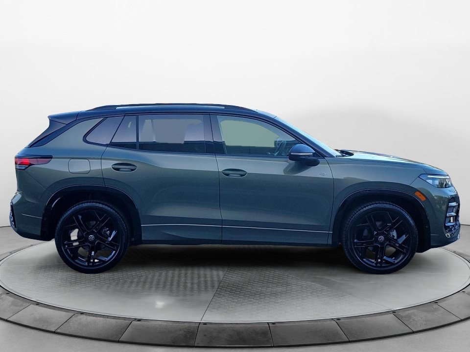 New 2026 Volkswagen Tiguan SE R-Line FWD image 8