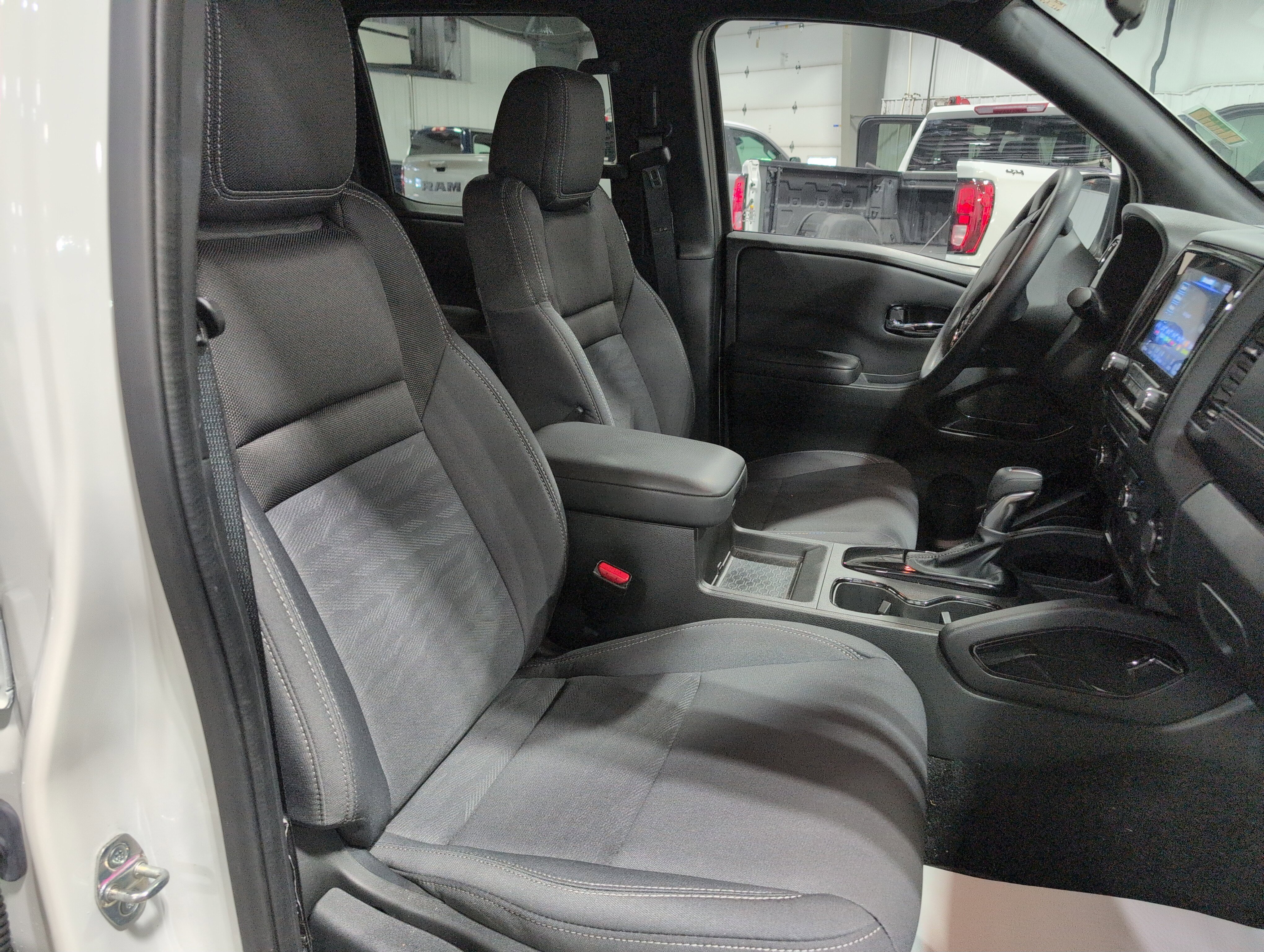 Used 2023 Nissan Frontier SV w/ Midnight Edition Package image 16