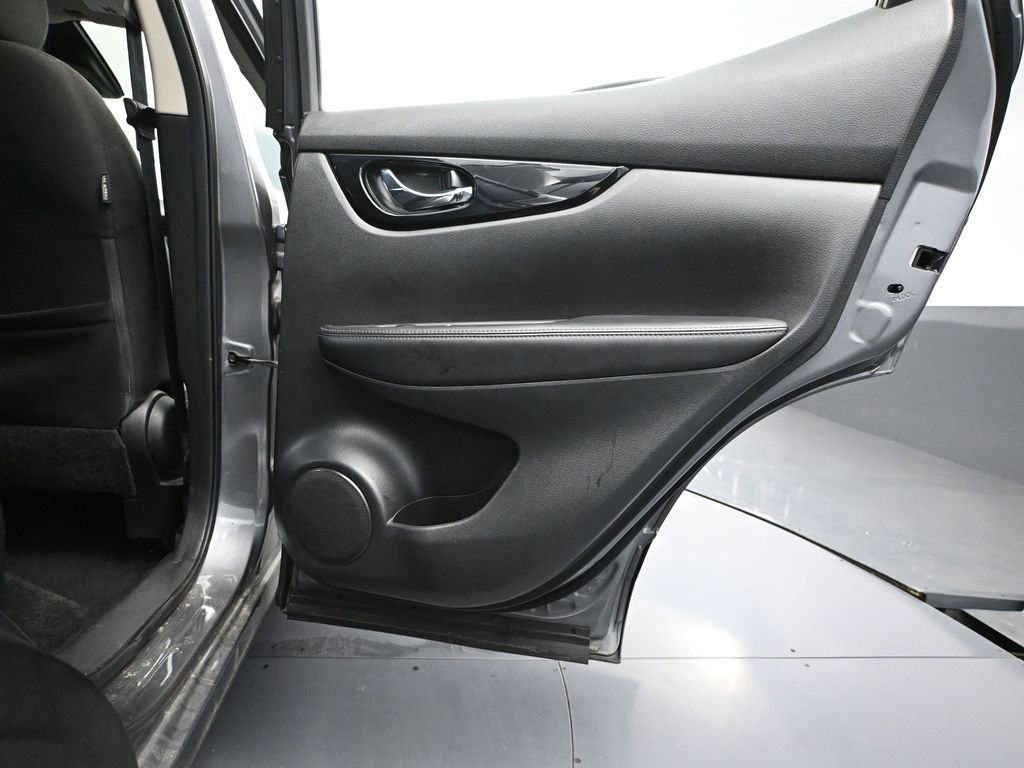 Used 2021 Nissan Rogue Sport SV image 40