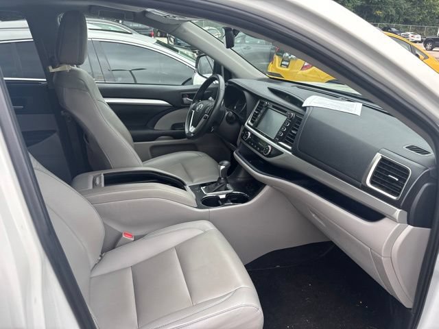 Used 2019 Toyota Highlander XLE AWD/4WD image 5