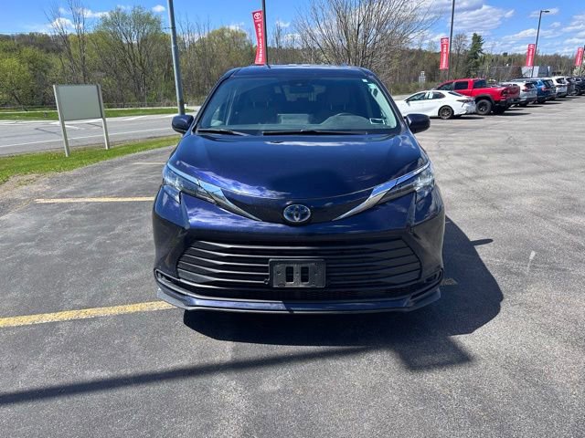 Used 2024 Toyota Sienna LE AWD/4WD image 8