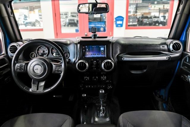 Used 2015 Jeep Wrangler Unlimited Sahara w/ Connectivity Group image 17