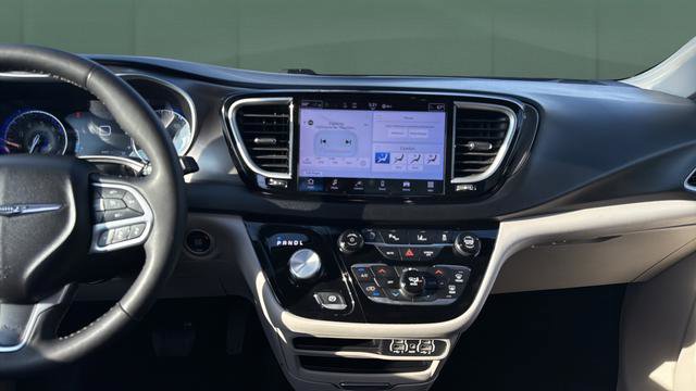Used 2024 Chrysler Pacifica Touring-L image 37