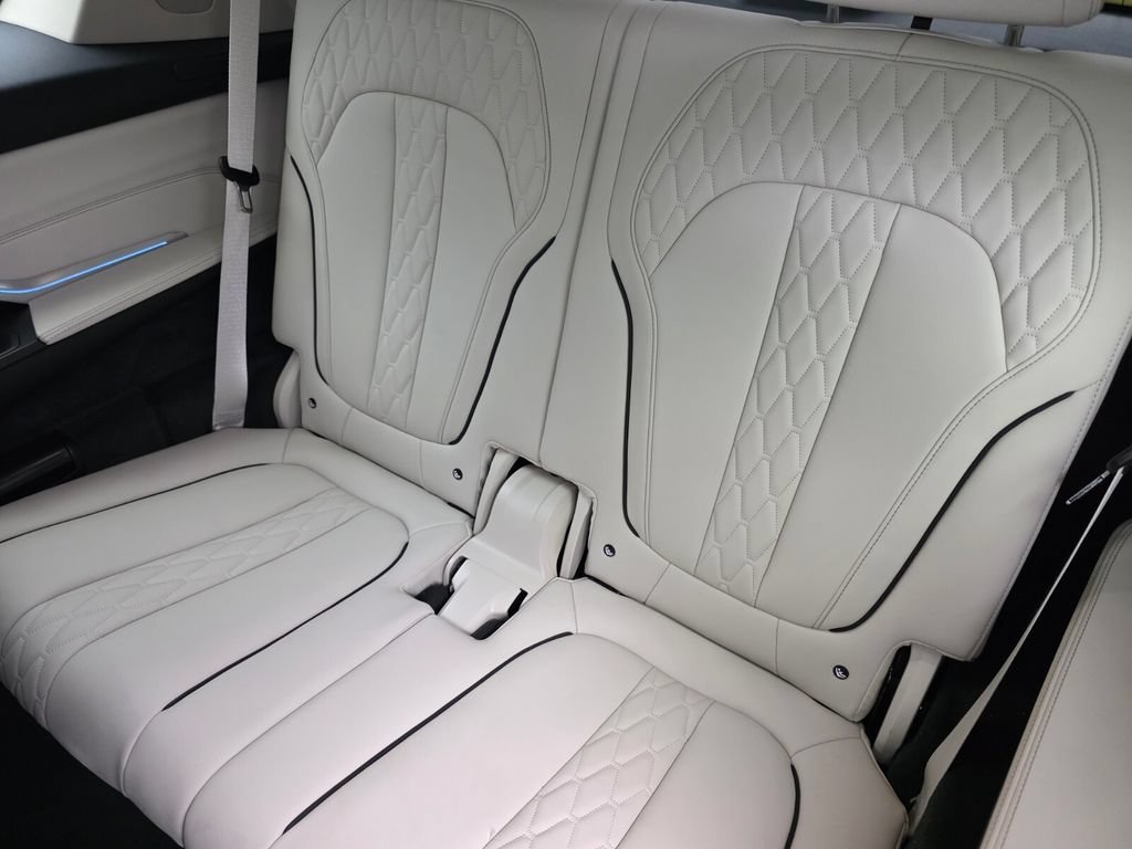 Certified 2024 BMW X7 xDrive40i w/ Premium Package AWD/4WD image 17