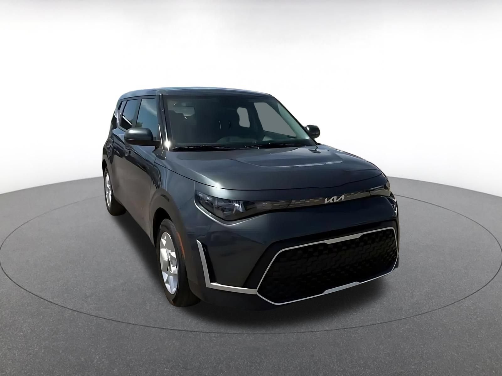 Used 2025 Kia Soul LX w/ LX Technology Package FWD image 3
