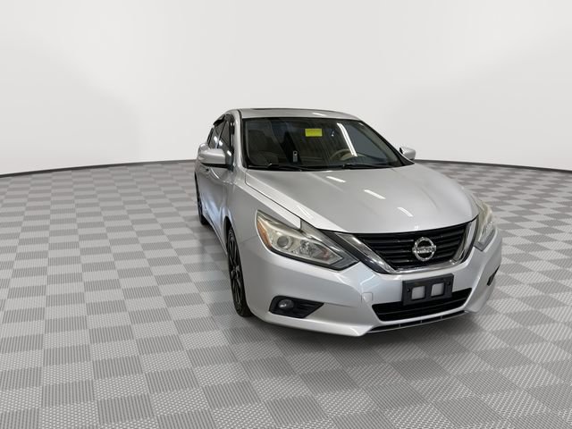 Used 2016 Nissan Altima 2.5 SL w/ 2.5 Technology Package image 2