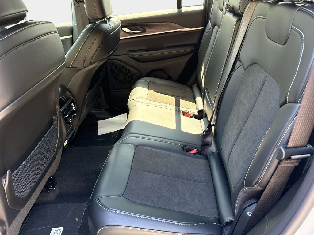 New 2027 Jeep Grand Cherokee Altitude AWD/4WD image 16