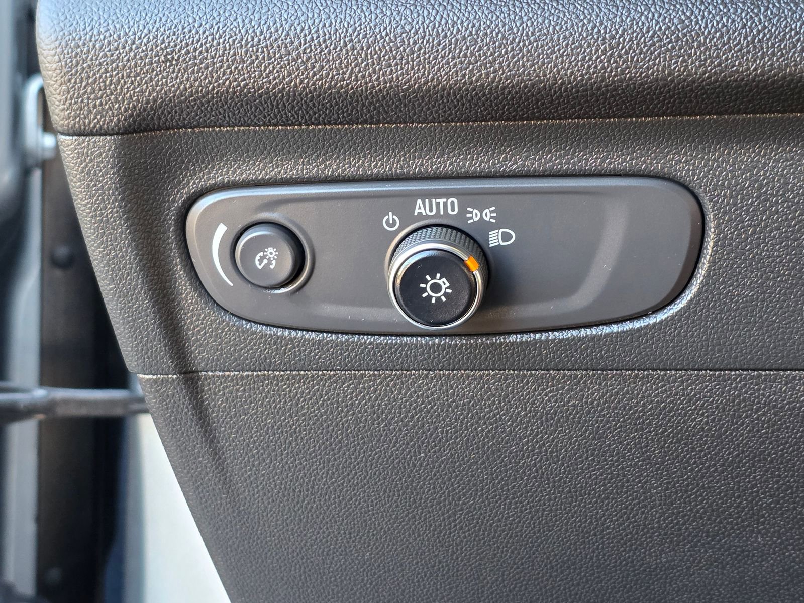 Used 2023 Buick Envision Essence image 36