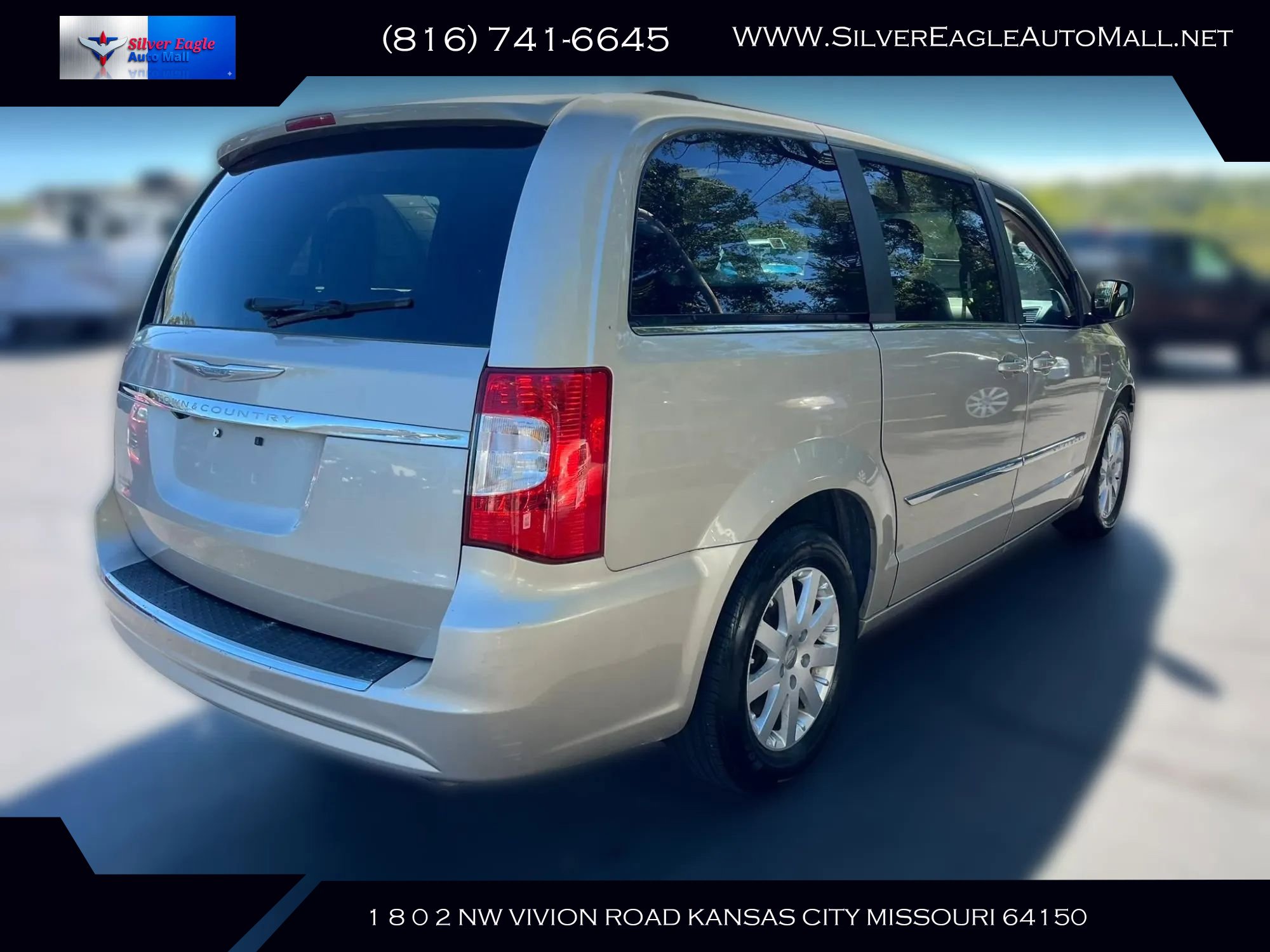 Used 2012 Chrysler Town & Country Touring w/ Entertainment Group #1 FWD image 5