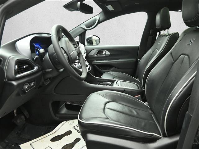 Used 2025 Chrysler Pacifica Limited image 8