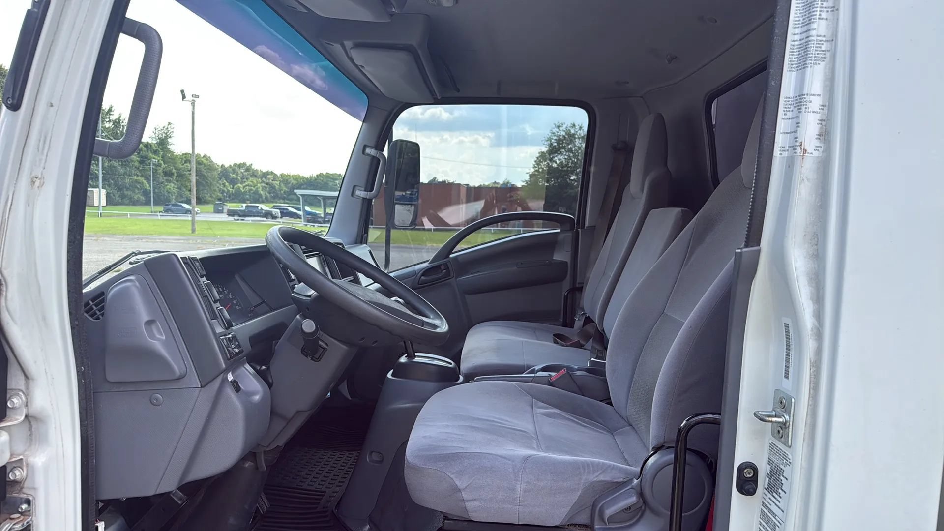 Used 2018 Isuzu NPR RWD image 15