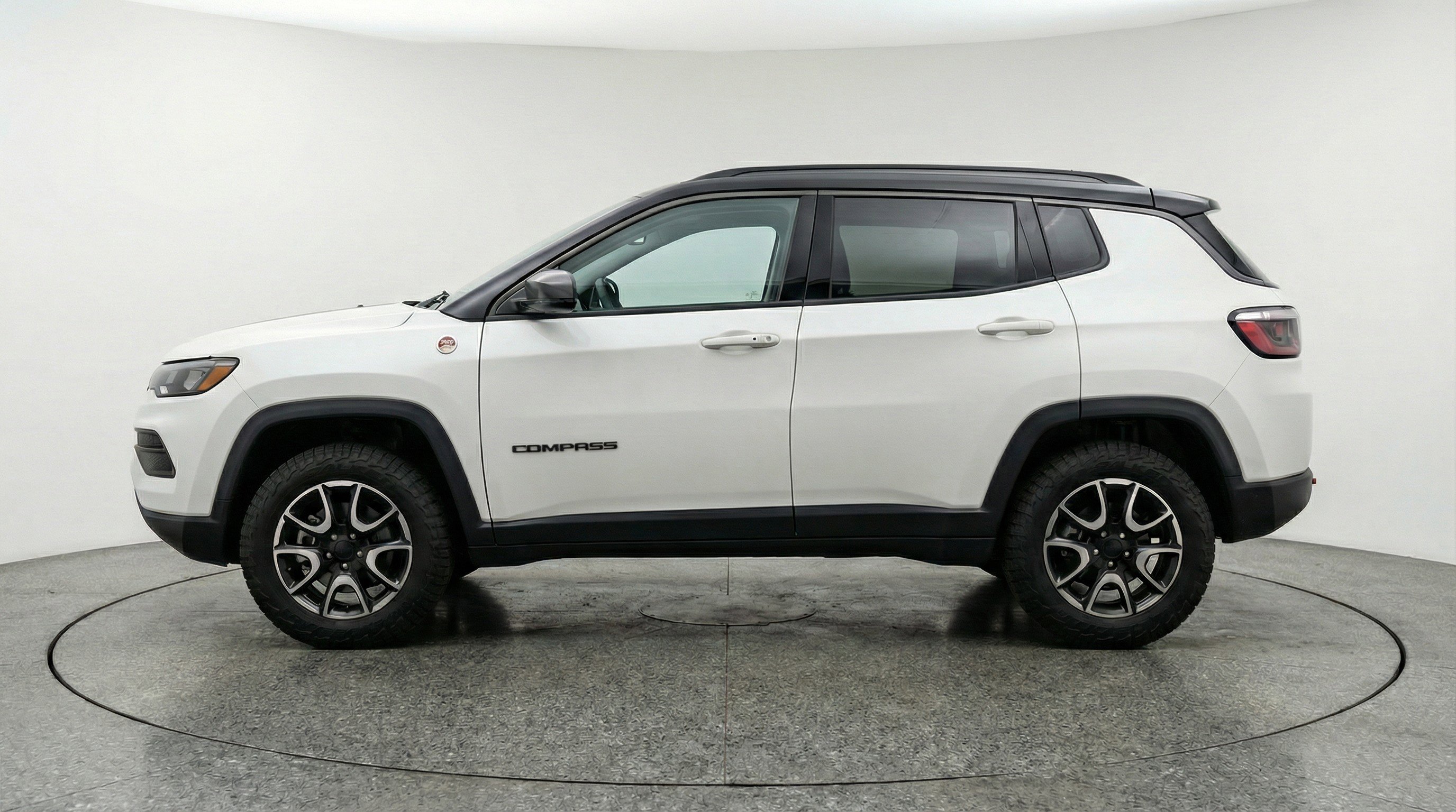 Used 2025 Jeep Compass Trailhawk AWD/4WD image 5