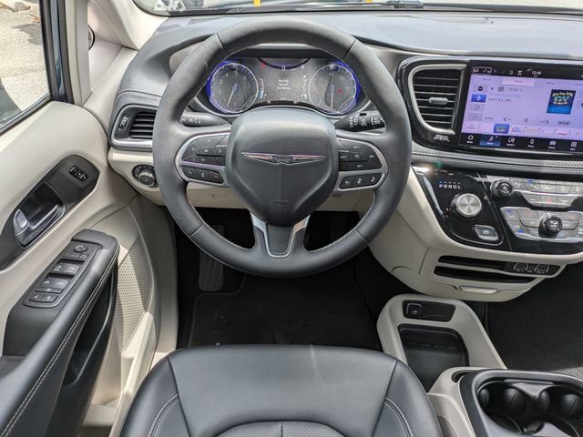 Used 2024 Chrysler Pacifica Touring-L AWD/4WD image 21