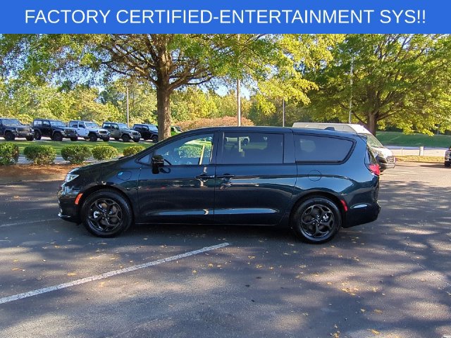 Certified 2023 Chrysler Pacifica Limited w/ Uconnect Theater Family Group FWD image 2