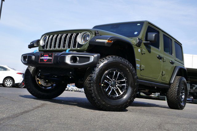 Used 2024 Jeep Wrangler Unlimited Sahara w/ Technology Group image 3