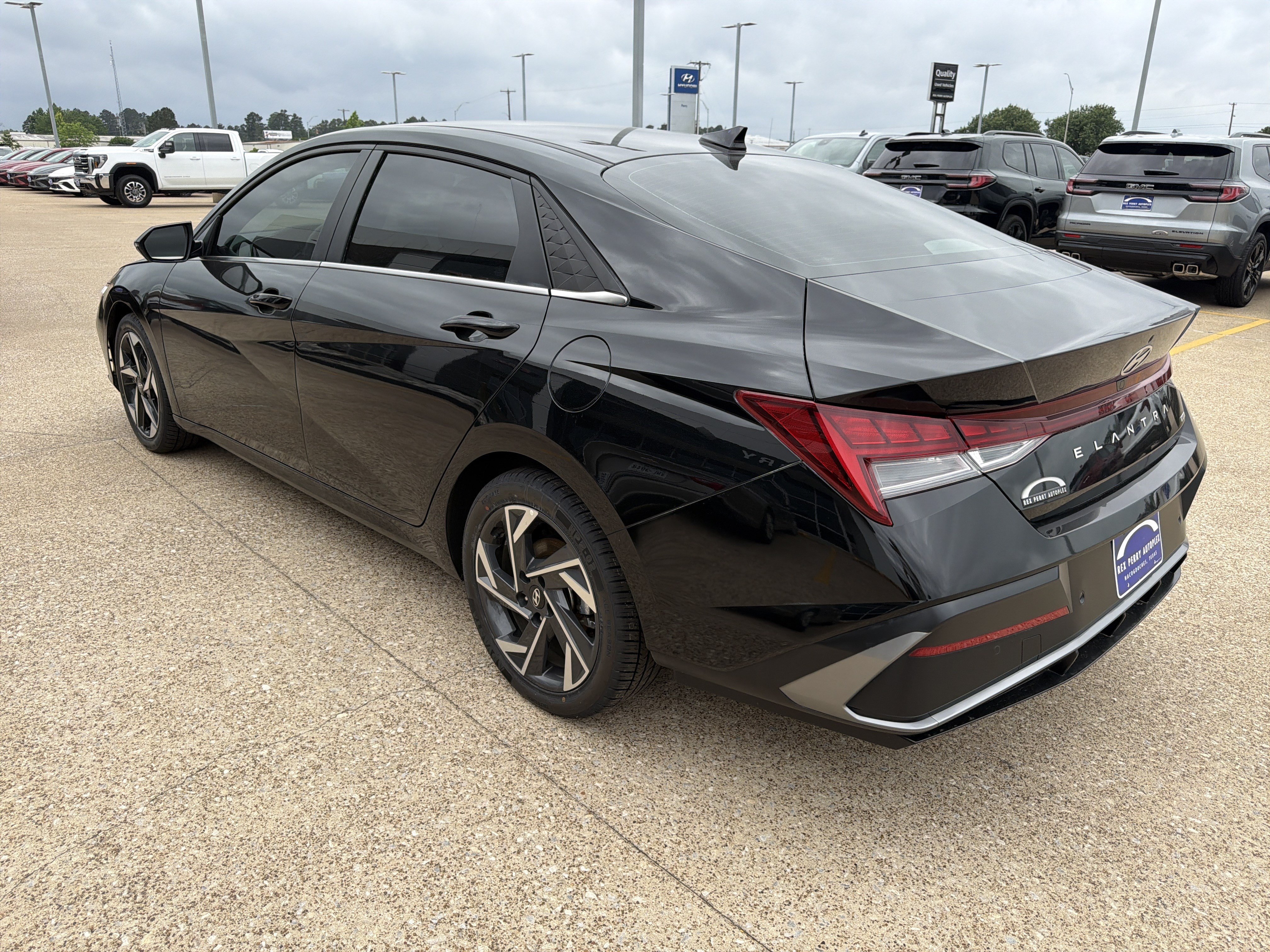 Used 2024 Hyundai Elantra Limited FWD image 4
