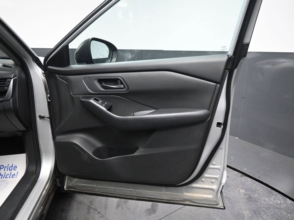 Used 2024 Nissan Rogue S image 19