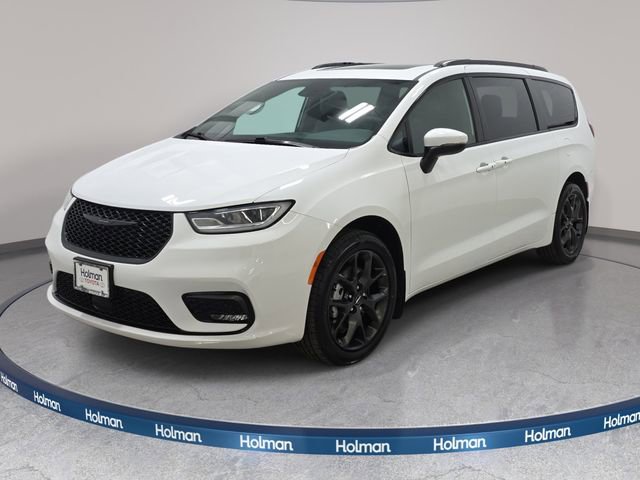 Used 2023 Chrysler Pacifica Touring-L w/ Uconnect Theater Family Group image 1